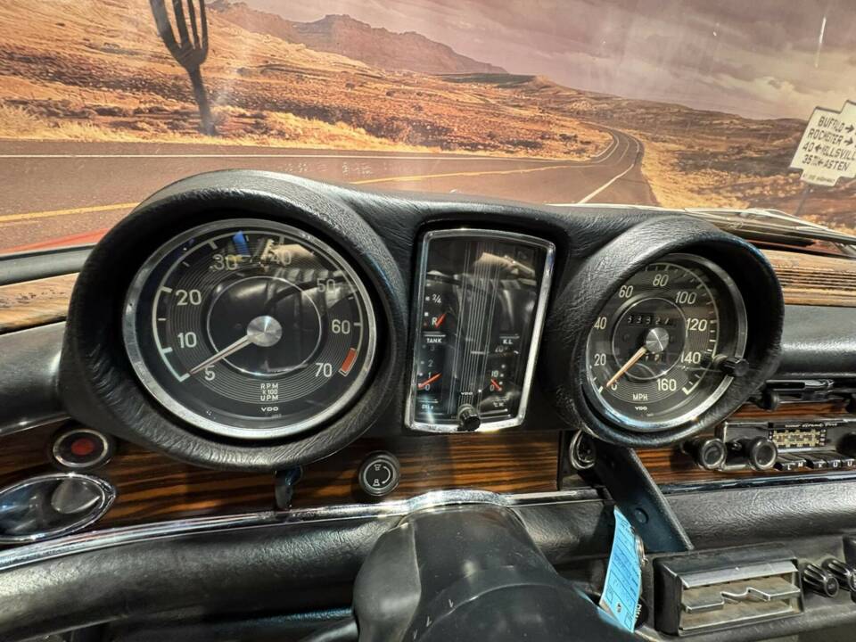 Image 28/49 de Mercedes-Benz 280 SE 3,5 (1971)