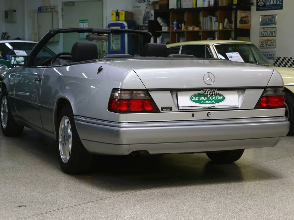 Immagine 6/43 di Mercedes-Benz E 200 (1994)