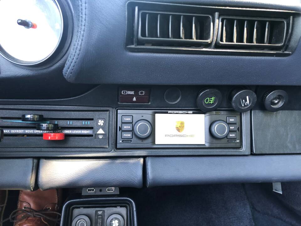 Image 22/50 of Porsche 911 Carrera 3.2 (1984)