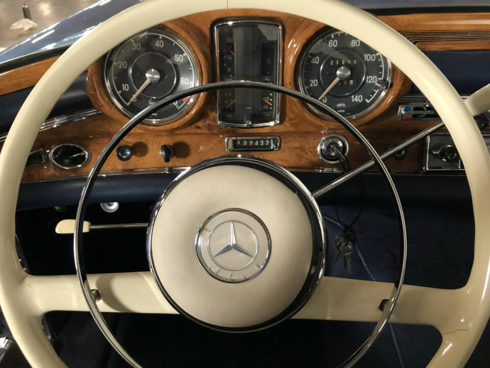 Image 21/36 of Mercedes-Benz 300 SE (1963)