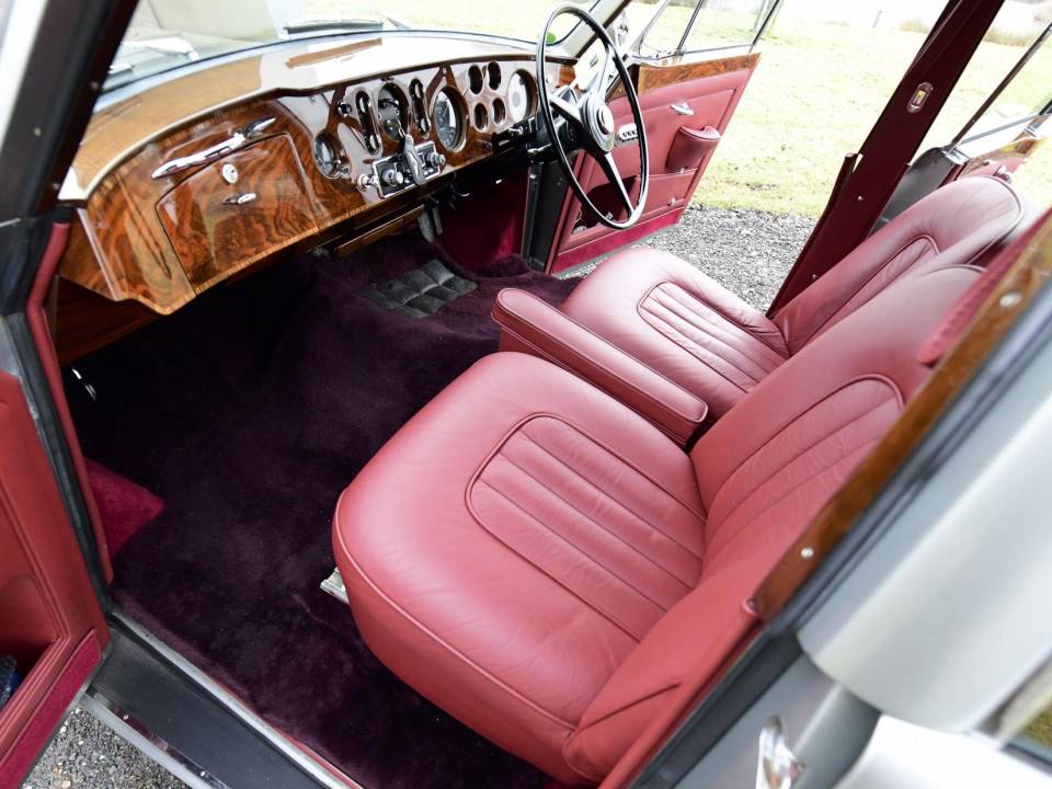Image 24/50 of Bentley S 3 Continental Flying Spur (1963)