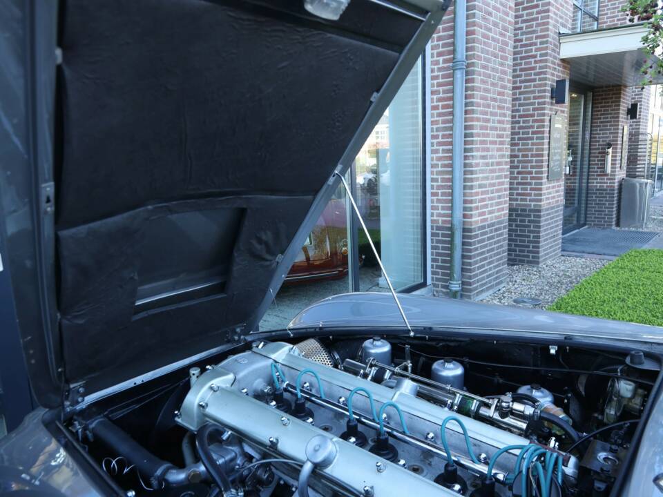 Bild 45/50 von Aston Martin DB 6 (1968)