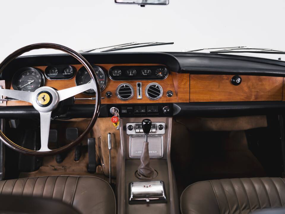 Image 80/100 of Ferrari 330 GT 2+2 (1965)