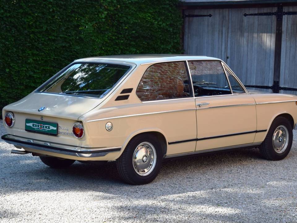 Image 11/26 of BMW Touring 2000 tii (1971)