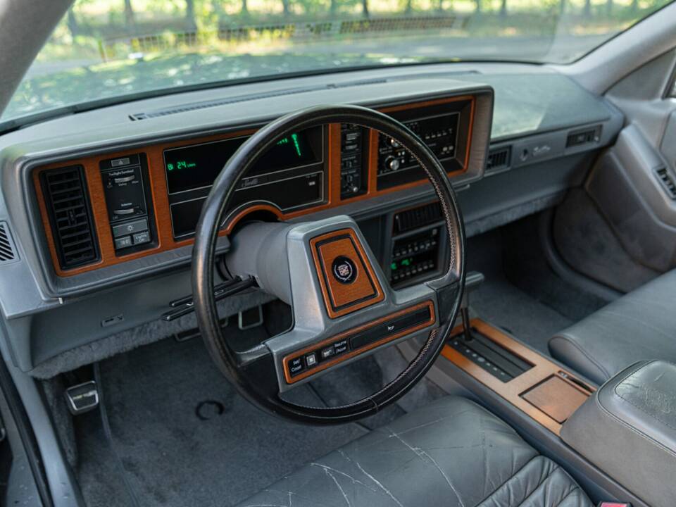 Immagine 36/50 di Cadillac Seville (1988)