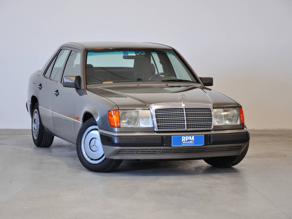 Image 1/25 of Mercedes-Benz 200 E (1992)