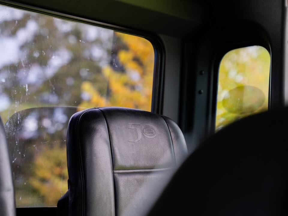 Image 18/50 of Land Rover Defender 90 "50th Anniversary" (1998)