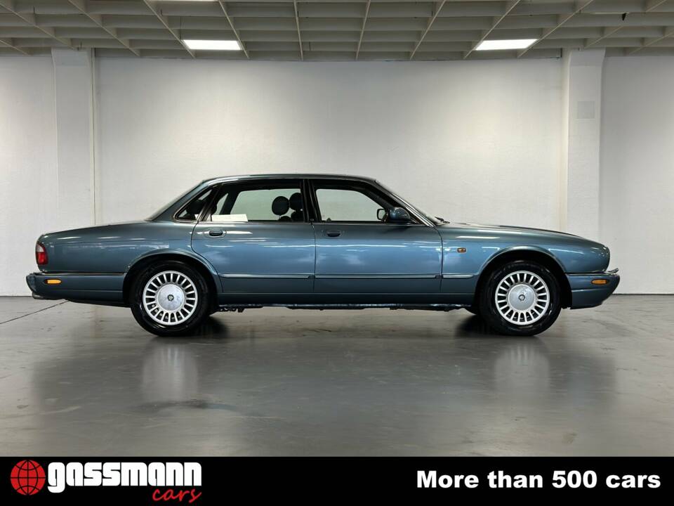 Image 4/15 of Jaguar XJ 8 Executive (1997)