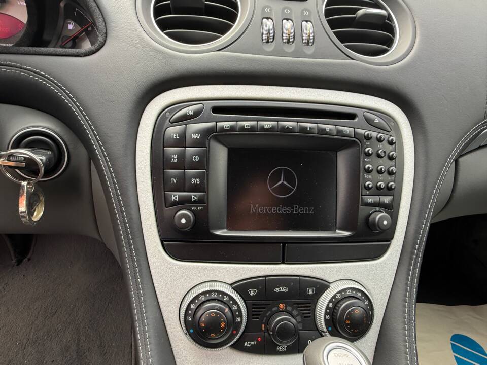 Image 22/29 of Mercedes-Benz SL 55 AMG (2004)