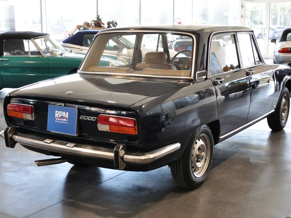 Image 7/35 of Alfa Romeo 2000 Berlina (1972)