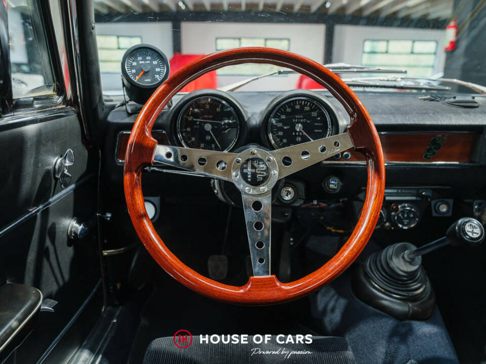 Immagine 16/25 di Alfa Romeo Giulia 1600 GT Junior (1974)