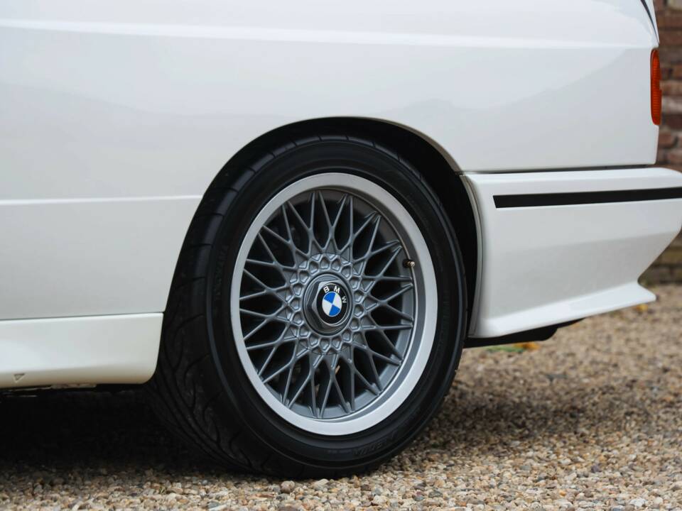 Image 22/50 of BMW M3 (1990)