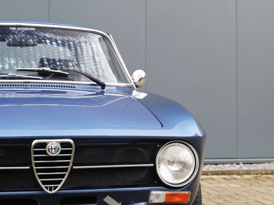 Immagine 23/48 di Alfa Romeo Giulia GT 1300 Junior (1975)