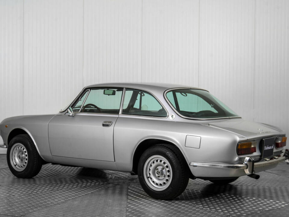 Immagine 6/50 di Alfa Romeo 2000 GT Veloce (1975)