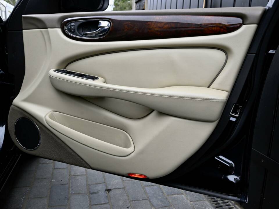 Image 45/50 of Jaguar XJ 8 4.2 (2006)