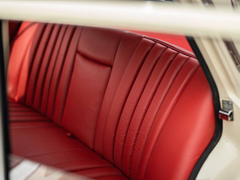 Image 40/42 of Mercedes-Benz 220 SE b (1965)