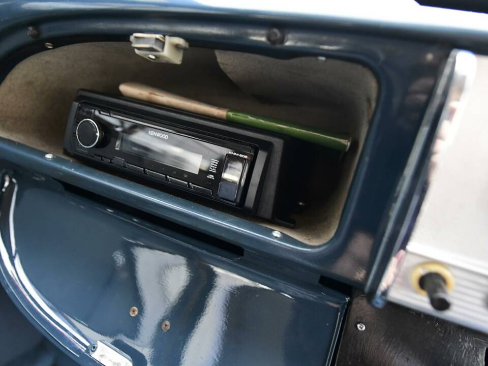 Image 40/50 of Morris Minor 1000 Traveller (1969)