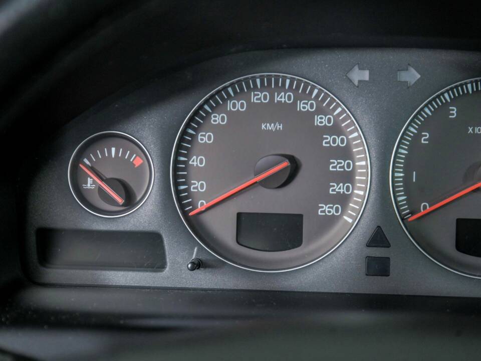 Bild 14/48 von Volvo V 70 2.4 (2006)