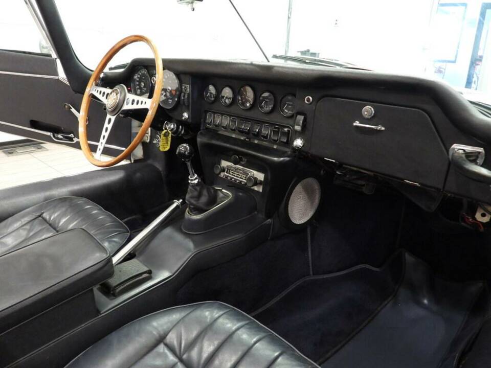 Image 8/15 de Jaguar E-Type (1968)
