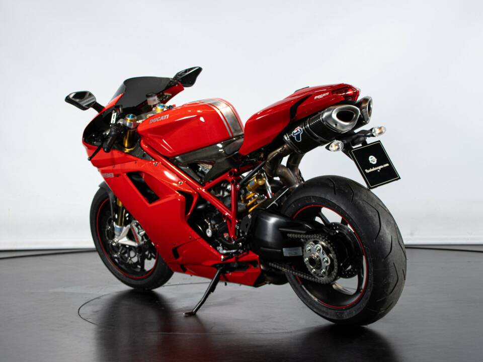 Immagine 2/50 di Ducati DUMMY (2011)