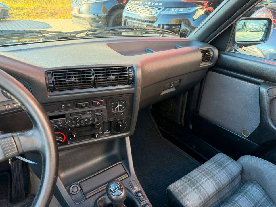 Bild 14/28 von BMW 320i (1988)