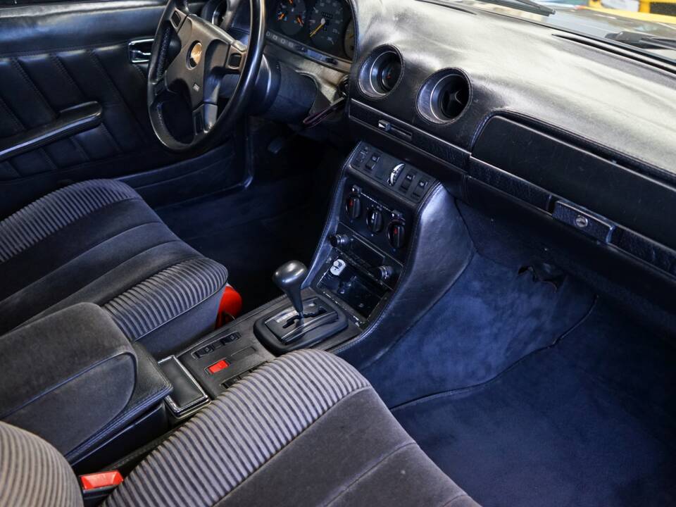 Image 18/36 de Mercedes-Benz 280 E (1982)