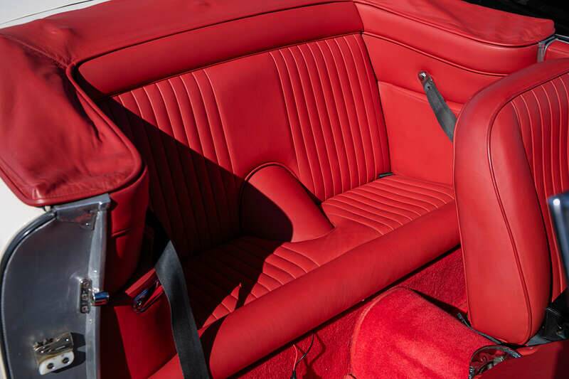 Image 18/38 of Aston Martin DB 6 Mk II Volante (1970)