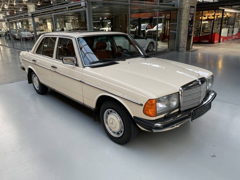 Imagen 3/40 de Mercedes-Benz 230 E (1983)