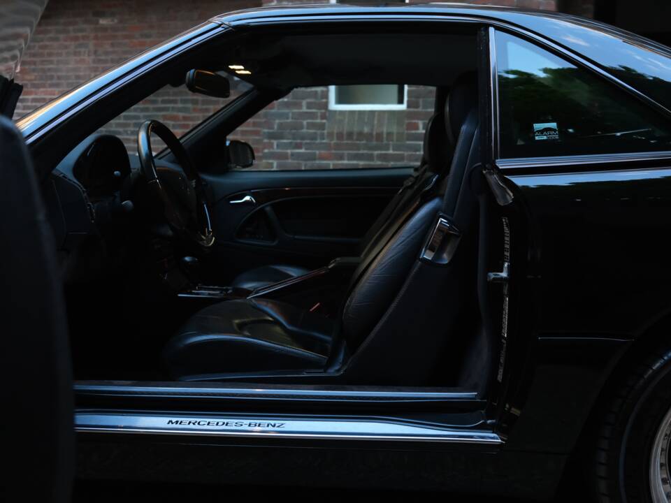 Image 32/100 of Mercedes-Benz SL 600 (1998)