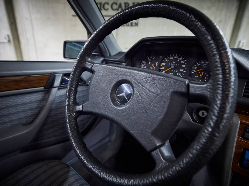 Image 94/100 of Mercedes-Benz 230 TE (1990)