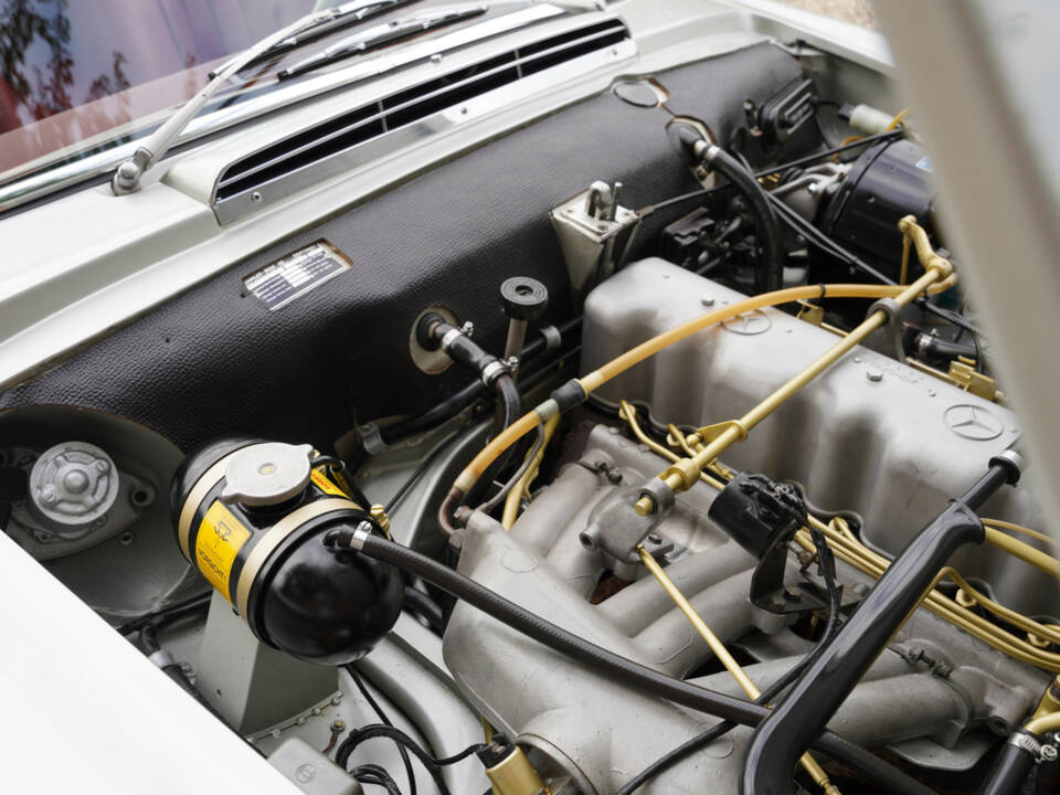 Image 18/50 of Mercedes-Benz 280 SL (1969)