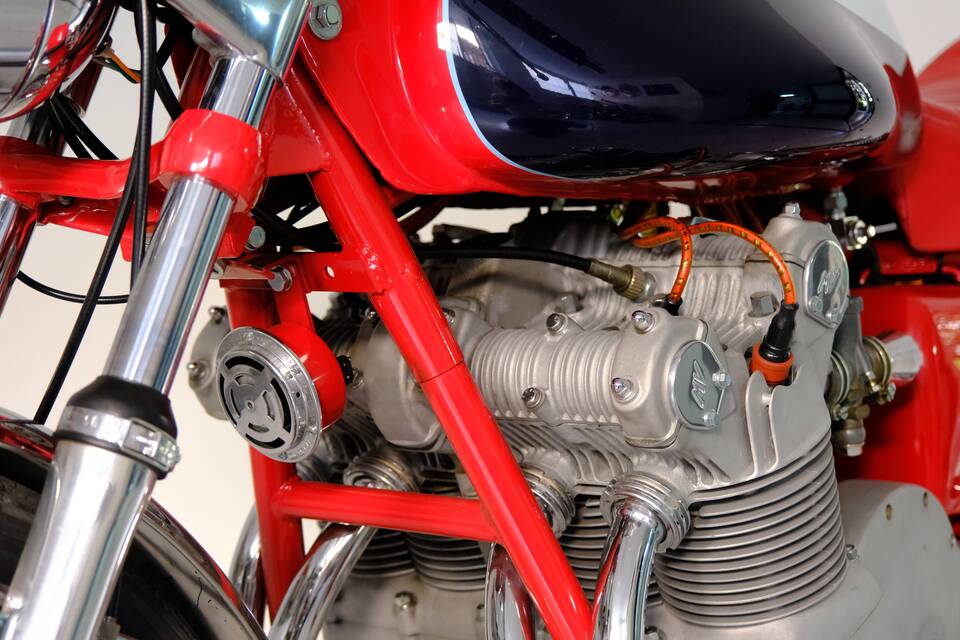 Image 42/99 of MV Agusta 750 Sport (1971)