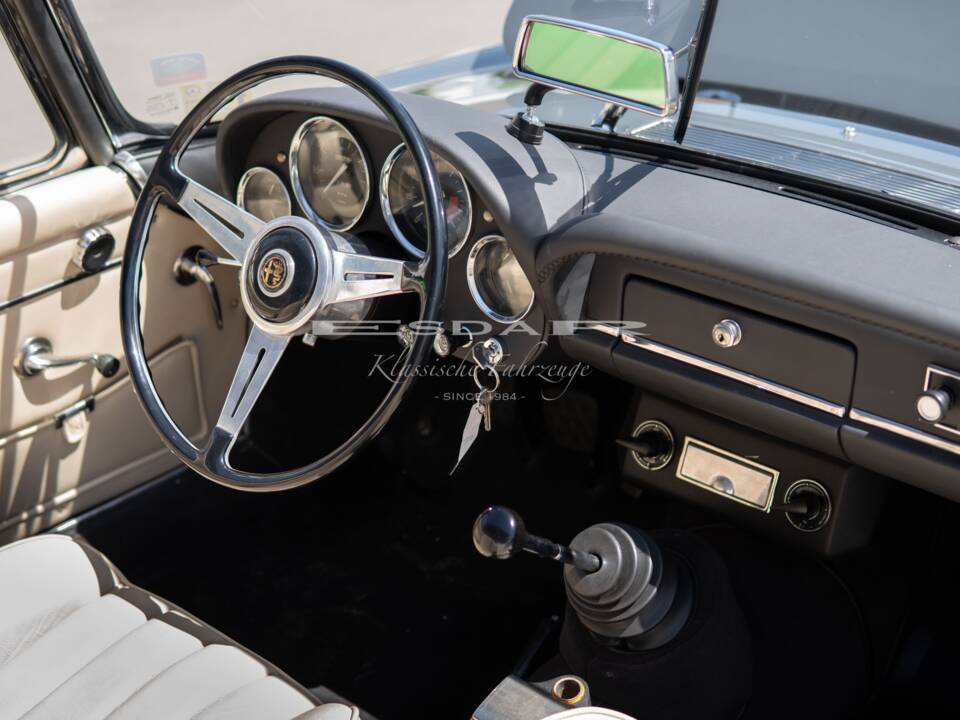 Image 19/31 of Alfa Romeo 2600 Spider (1963)