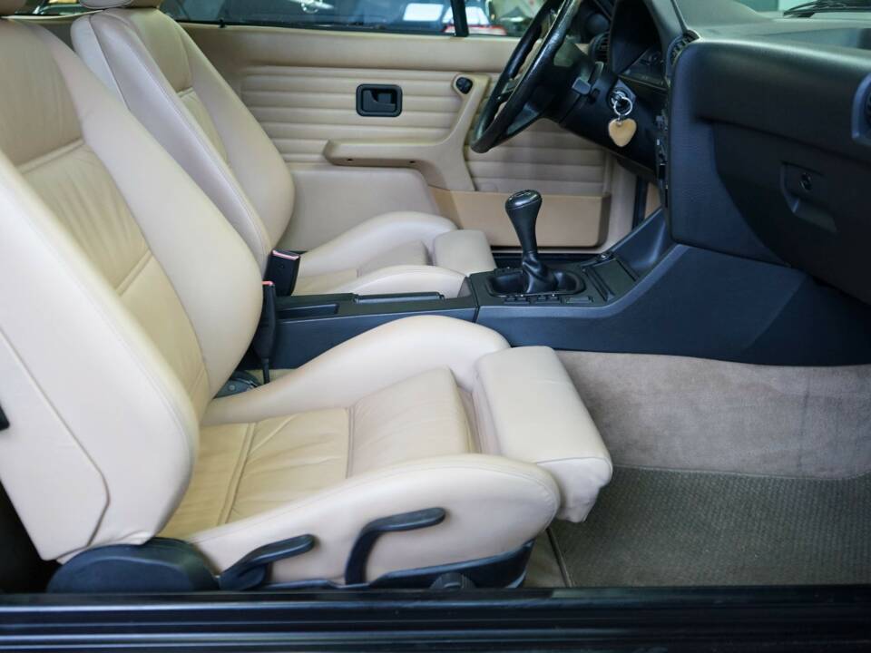 Afbeelding 19/25 van BMW 320i (1988)