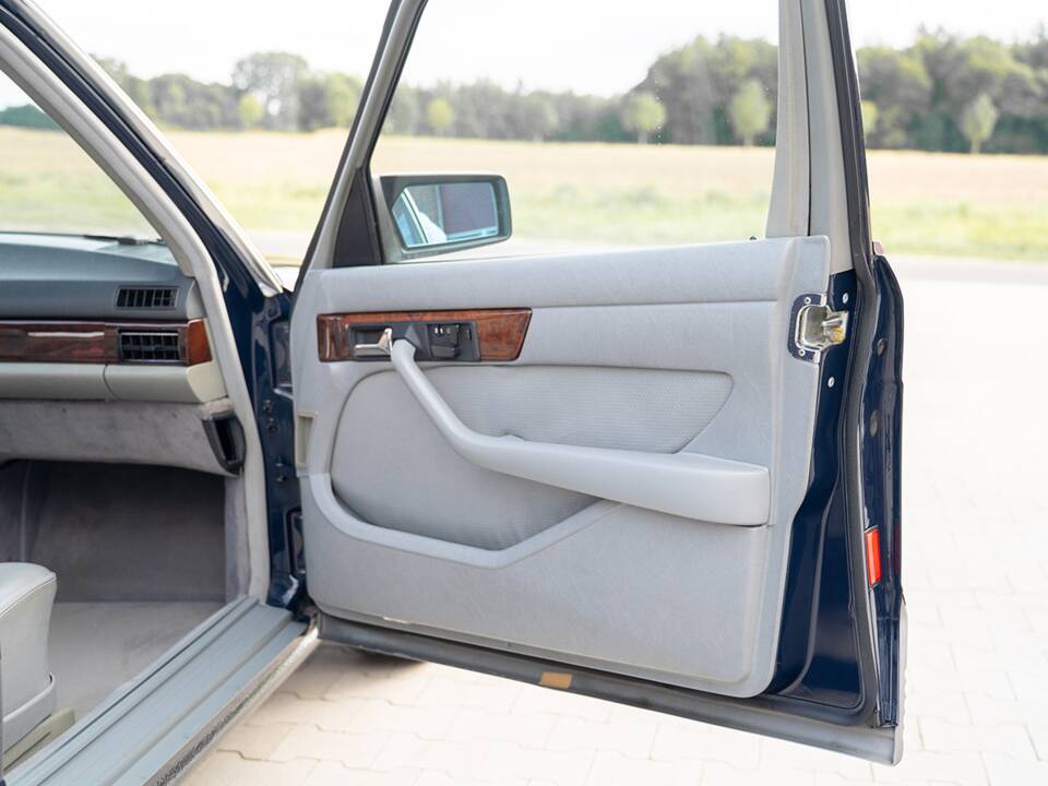 Image 36/72 de Mercedes-Benz 500 SEL (1984)