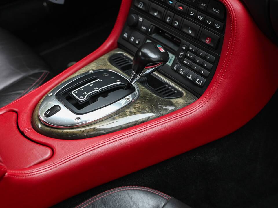 Image 34/41 de Jaguar XKR (2003)