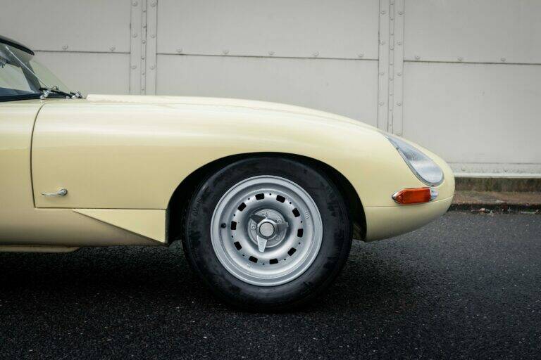 Image 4/50 of Jaguar E-Type 3.8 (1963)