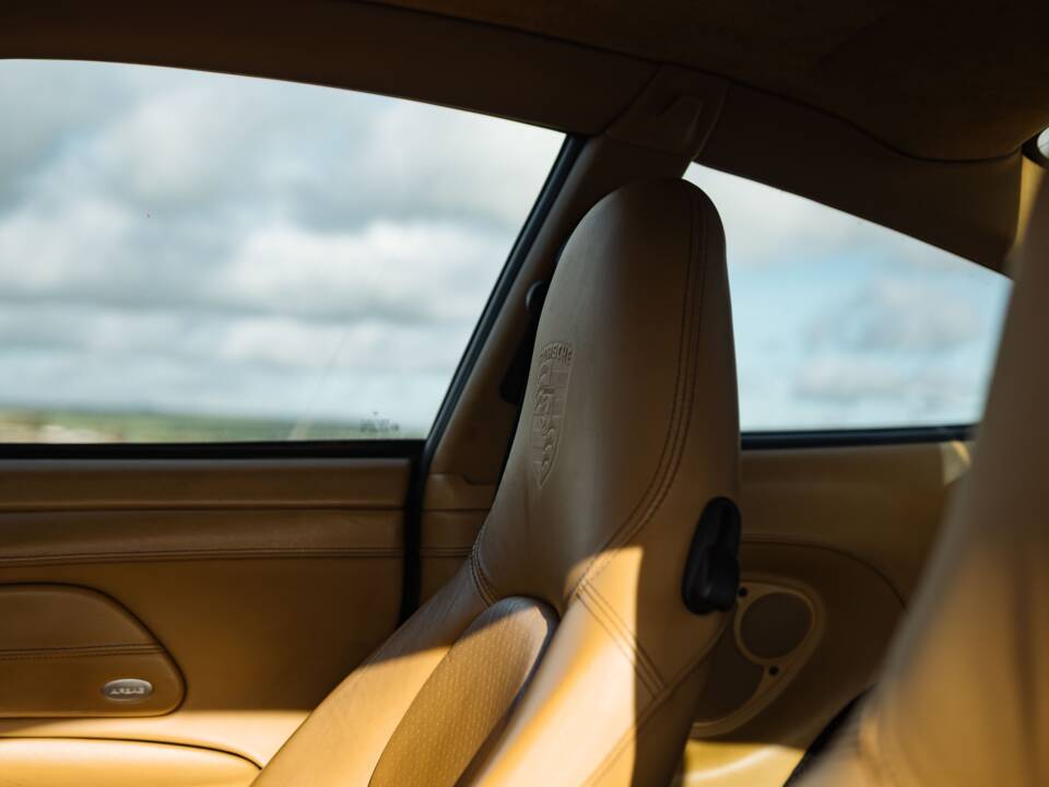 Image 21/50 of Porsche 911 Carrera 4 (2001)