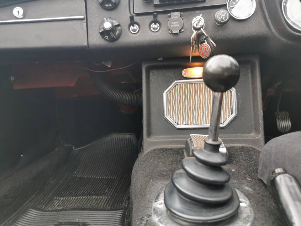 Image 15/58 of MG MGB (1968)