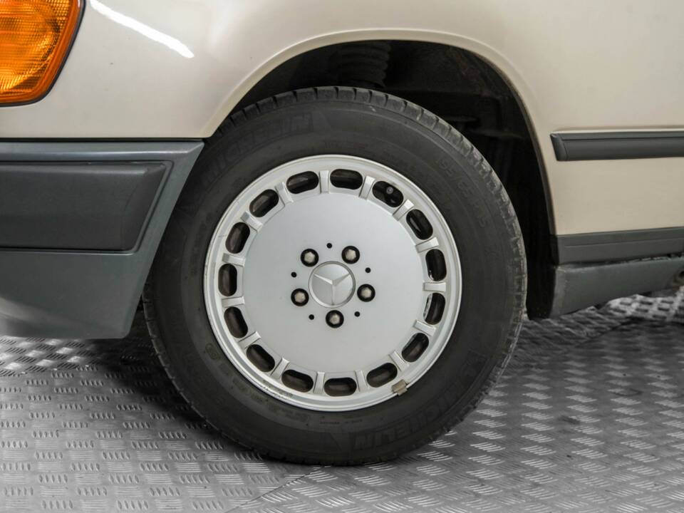 Bild 4/50 von Mercedes-Benz 230 TE (1987)