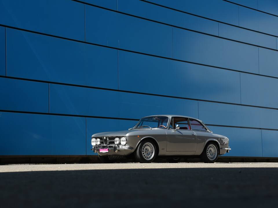 Image 5/24 of Alfa Romeo 1750 GT Veloce (1971)