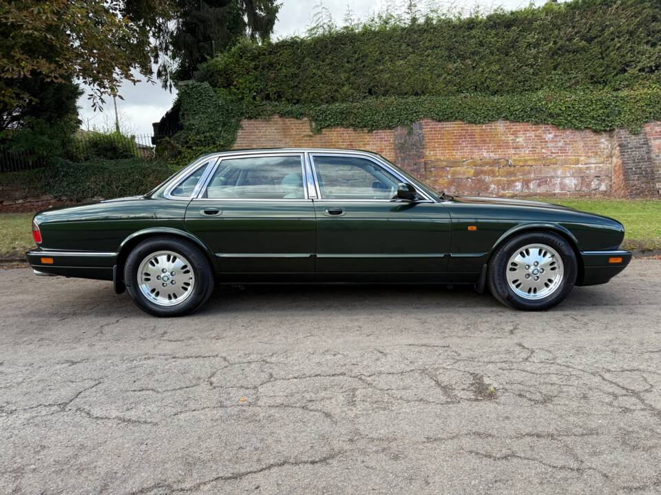 Image 2/31 of Jaguar XJ 6 4.0 Sovereign (1996)