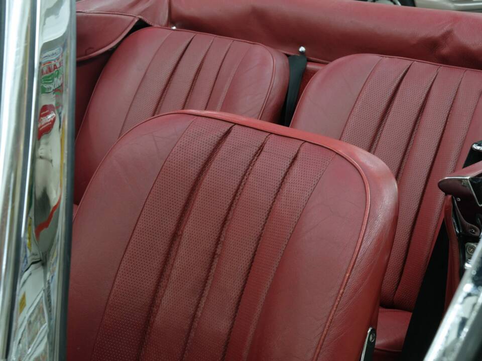 Image 31/50 of Mercedes-Benz 220 SE b (1963)