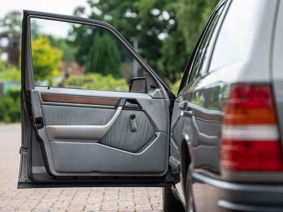 Image 20/66 of Mercedes-Benz 200 TE (1989)