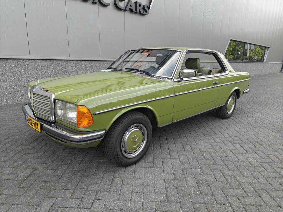 Immagine 9/50 di Mercedes-Benz 230 CE (1982)