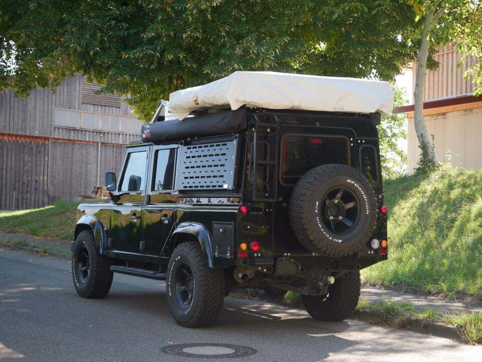 Image 3/50 of Land Rover Defender 110 (1900)