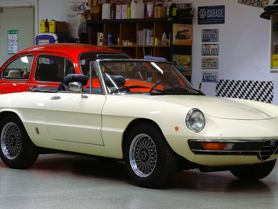 Image 3/25 of Alfa Romeo 2000 Spider Veloce (1982)
