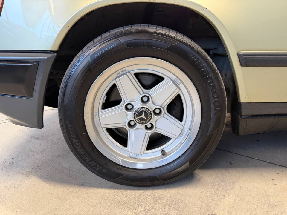 Afbeelding 26/33 van Mercedes-Benz 230 E (1985)