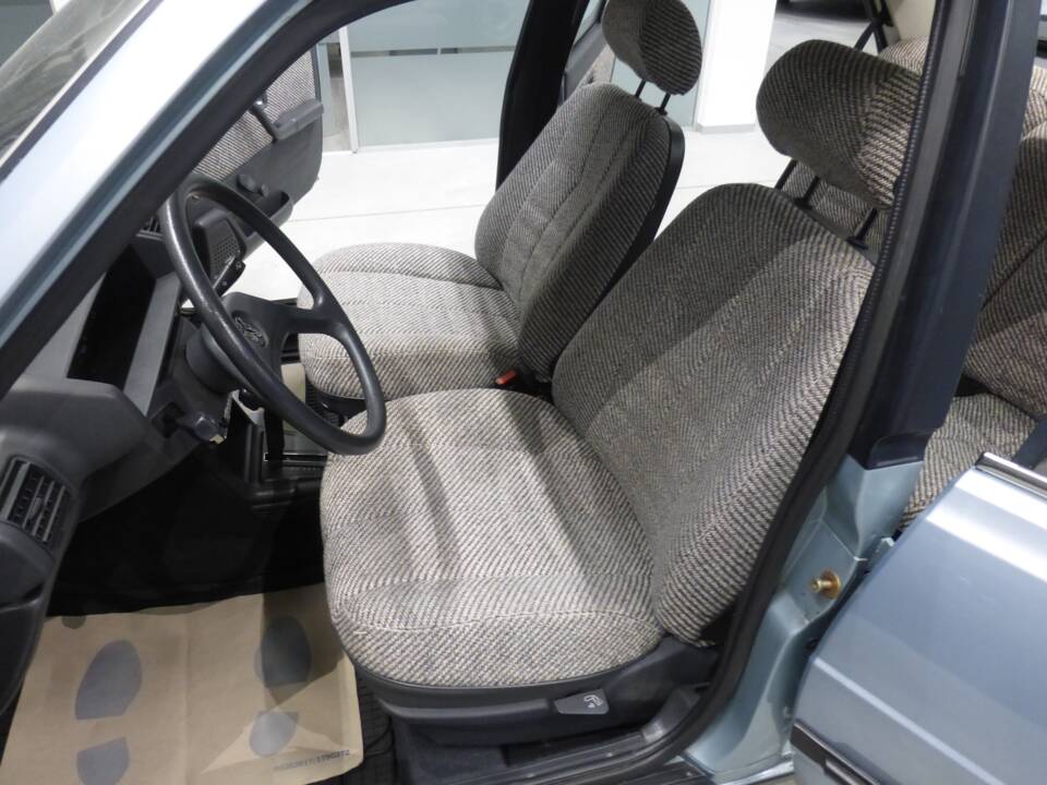 Bild 15/24 von Peugeot 305 (1986)