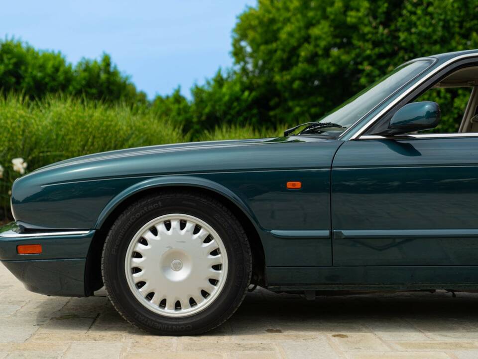 Image 17/50 of Jaguar XJ6 3.2 (1995)